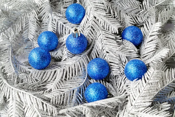 Ветви серебристого дерева с голубыми шариками — стоковое фото