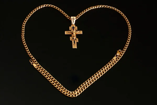 Guldkedja med ett kors och ett krucifix — Stockfoto
