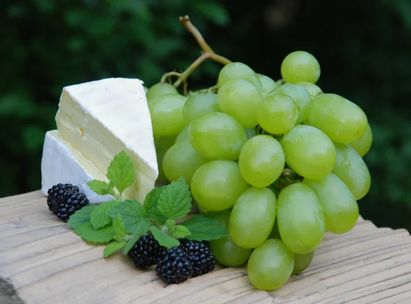 Cheese and grape — Stock Photo, Image