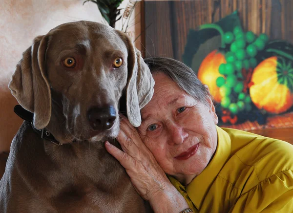 Senior mulher e cão — Fotografia de Stock