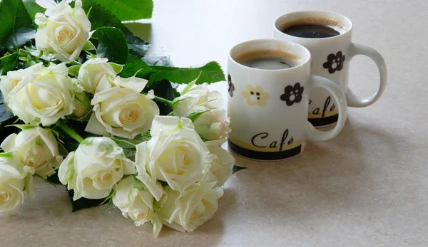 Coffee and whites roses — Stock Photo, Image