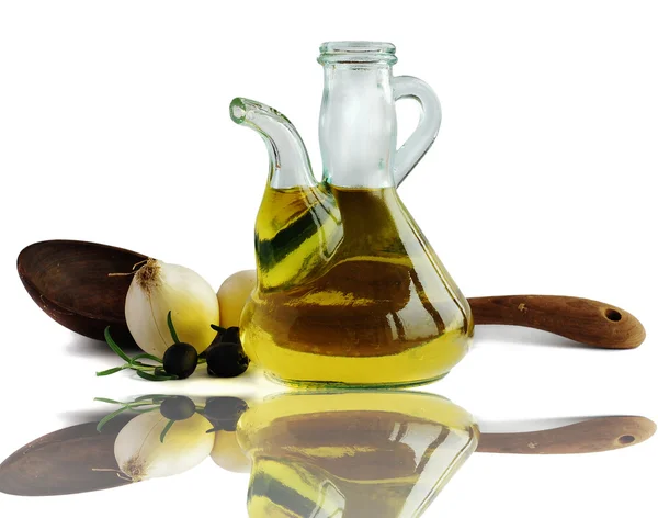 Оливкова олія, цибуля та оливки — стокове фото