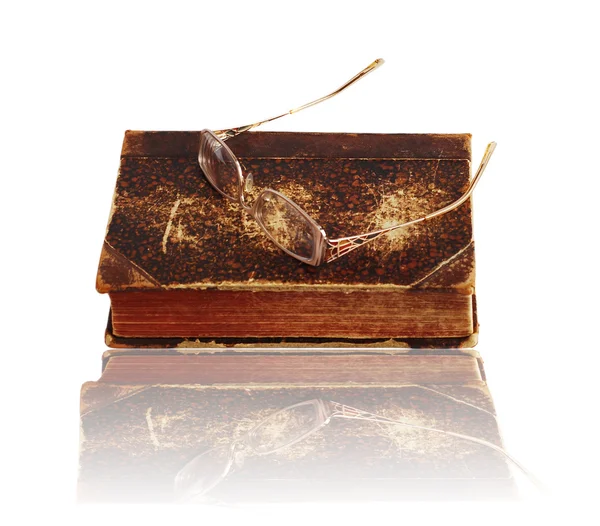 Glazen en boek — Stockfoto