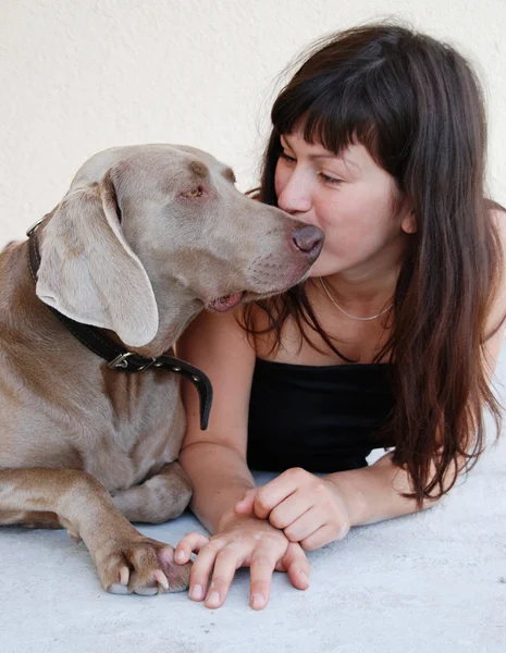 Девушка и собака — стоковое фото