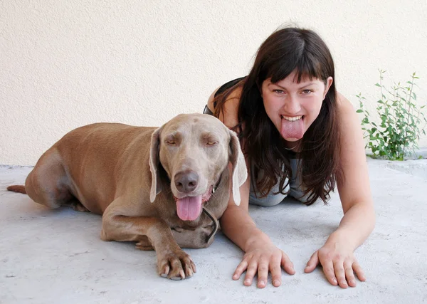 Flicka och hund utomhus — Stockfoto