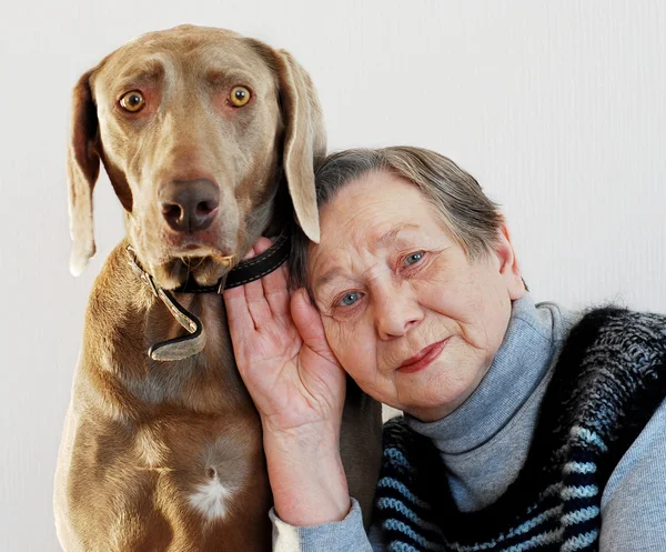 Ανώτερος γυναίκα και το σκυλί — Φωτογραφία Αρχείου
