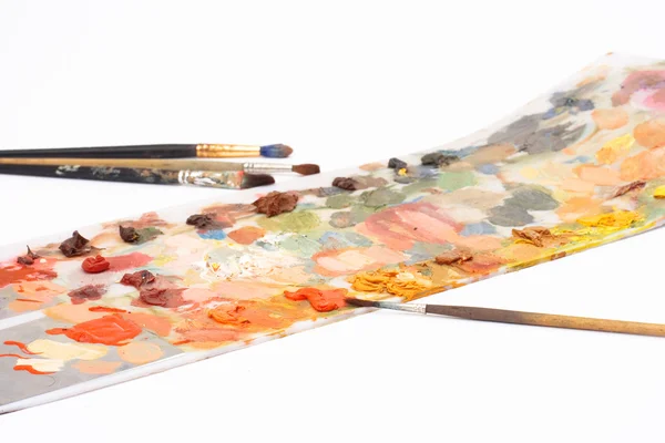 Verschillende penselen en kleurenpalet isol — Stockfoto