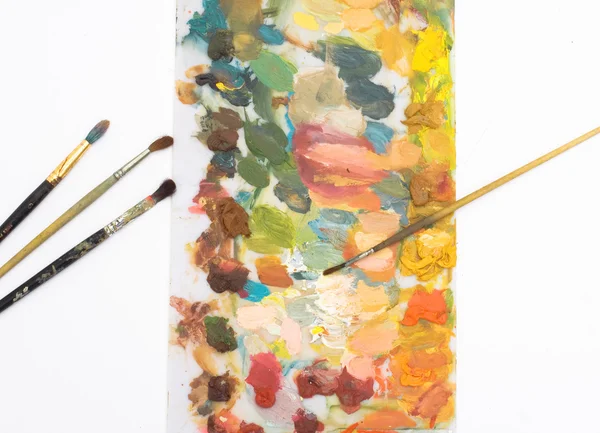 Verschillende penselen en kleurenpalet — Stockfoto