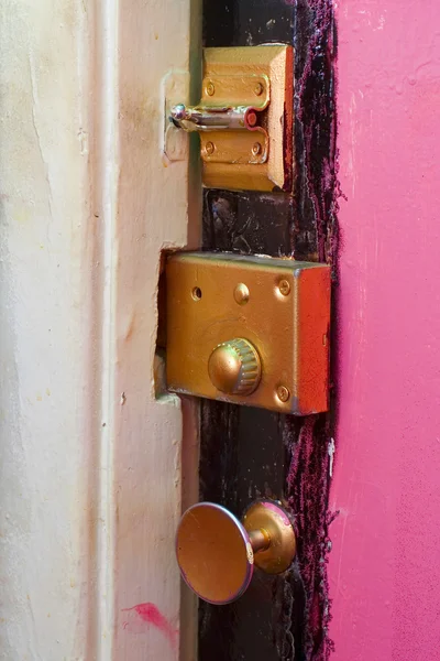 Grunge puerta rosa con cerradura de oro — Foto de Stock