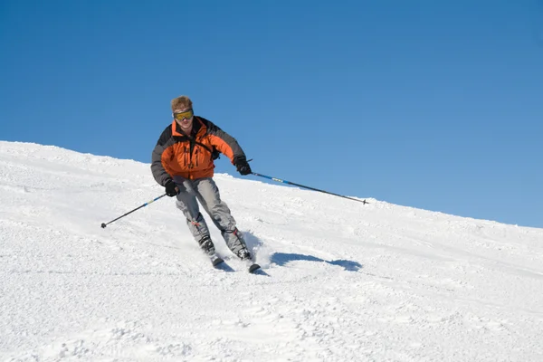 Skiër op de helling — Stockfoto