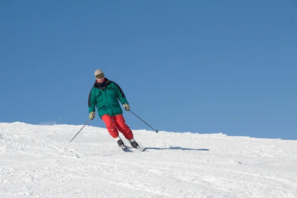 Esquiador na encosta — Fotografia de Stock