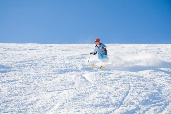 Дівчина лижах — стокове фото