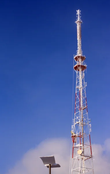 Stora metalliskt tv radio tower — Stockfoto