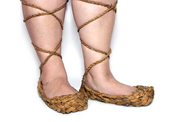 Bonde kvinna ben i ryska bast skor — Stockfoto