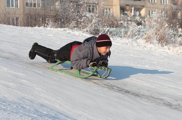 Feliz ásia menino no sledge — Fotografia de Stock