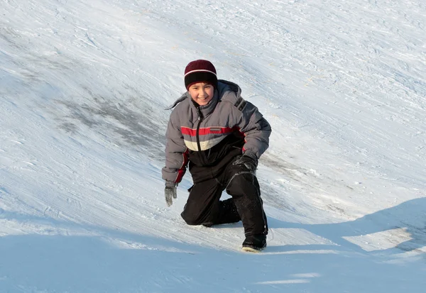 Счастливый азиатский мальчик на холме — стоковое фото