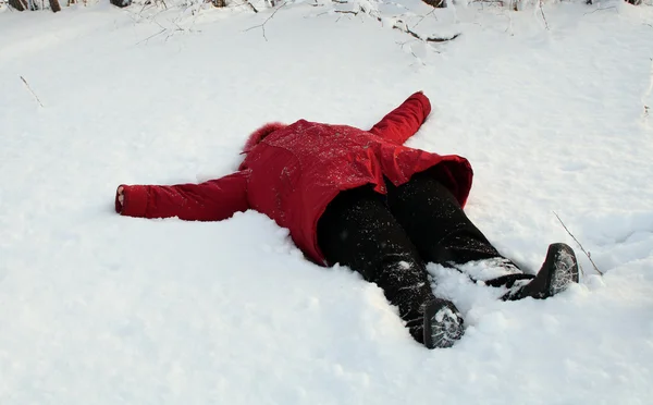 Donna, sdraiata sulla neve — Foto Stock
