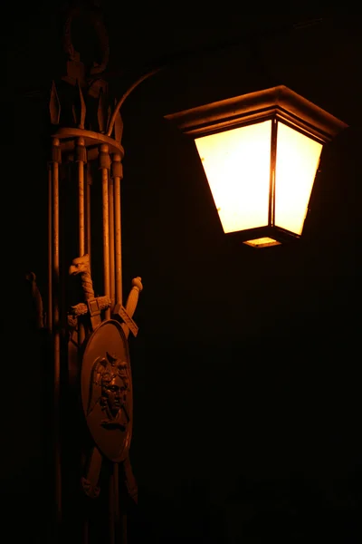 Lâmpada de rua elétrica velha, iluminação em ni — Fotografia de Stock
