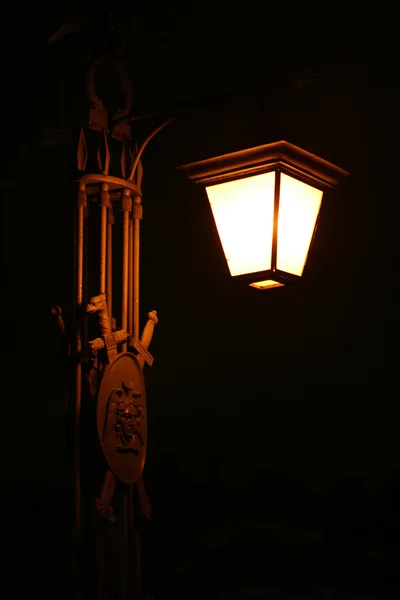 Старая электрическая уличная лампа, освещение в — стоковое фото