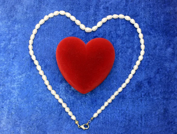 Κόκκινη καρδιά και μαργαριταρένια neacklace στο μπλε v — Φωτογραφία Αρχείου