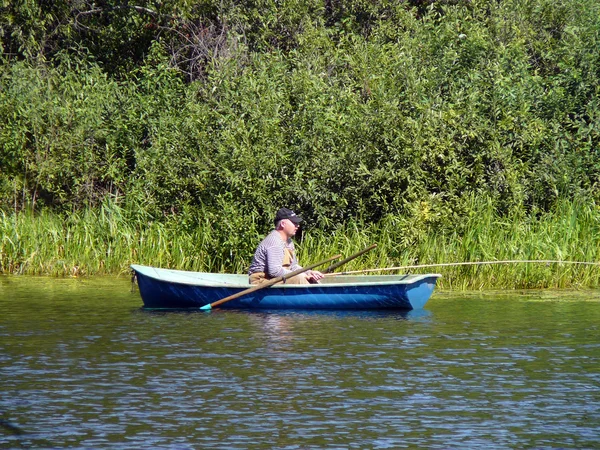 ボートに乗って釣りをする人 — ストック写真