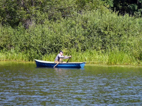 ボートに乗ってボート釣りをする人 — ストック写真