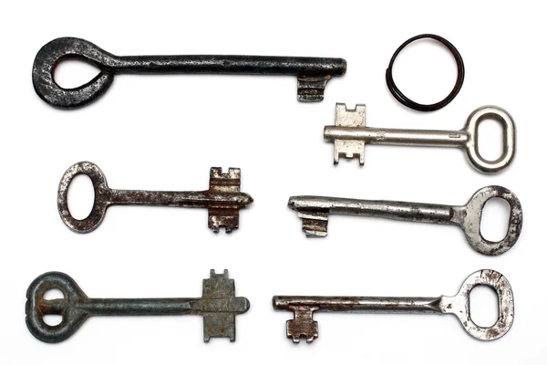 Sex gamla rostiga nycklar och nyckelring — Stockfoto