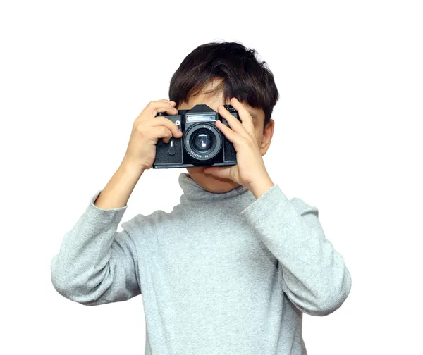 男孩用黑色单反相机拍摄 — 图库照片