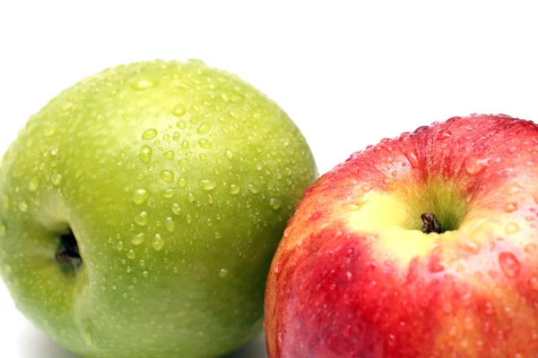 Frutas de maçã verde e vermelha molhadas — Fotografia de Stock