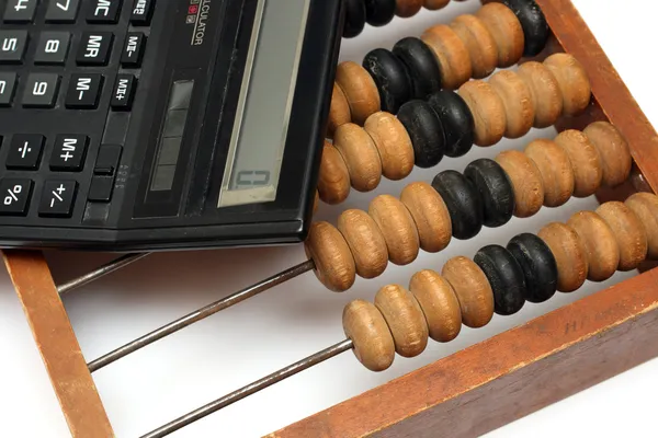 Régi fa abacus és elektronikus 0kre오래 된 나무 주 판 및 전자 calcula — Stock Fotó