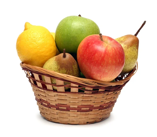 Cesta con frutas — Foto de Stock
