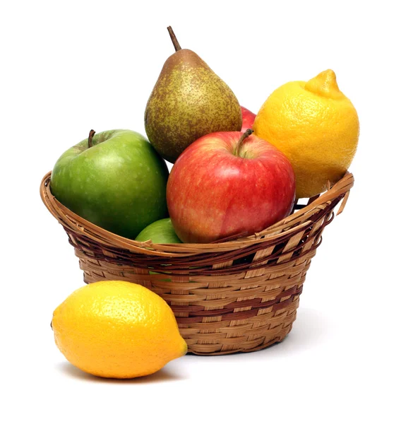 Korb mit Früchten — Stockfoto
