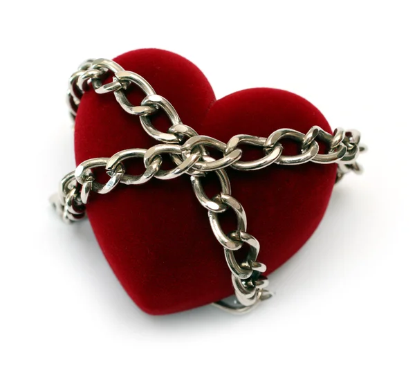 Corazón rojo bloqueado con cadena — Foto de Stock