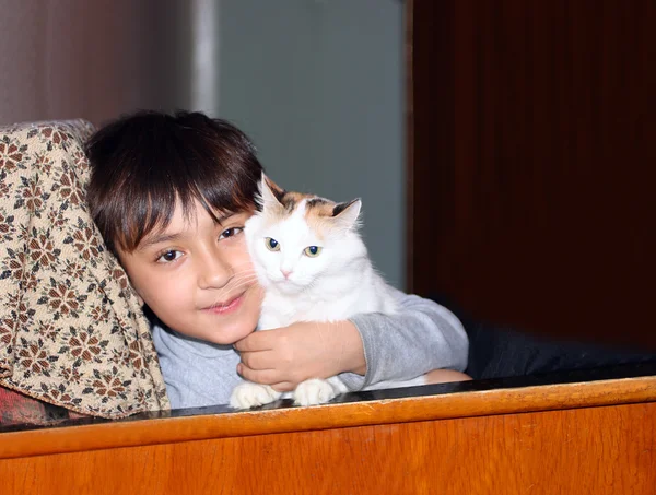 Azjatycki chłopiec z kotem — Zdjęcie stockowe