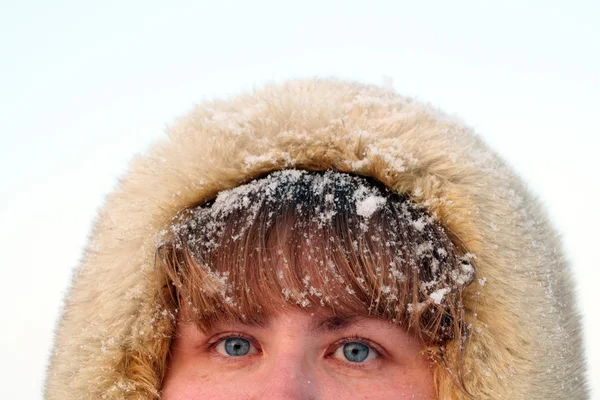 Mujer ojos y pelo bajo la nieve — Foto de Stock