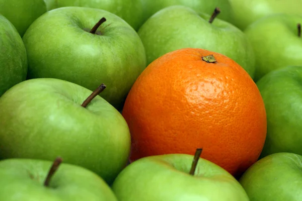 Diferentes conceptos - naranja entre appl — Foto de Stock