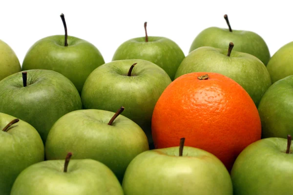Conceitos diferentes - laranja entre appl — Fotografia de Stock
