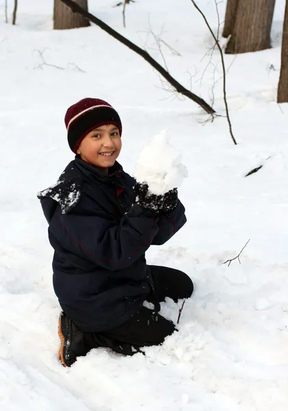 Glücklicher Junge mit Schneeball — Stockfoto