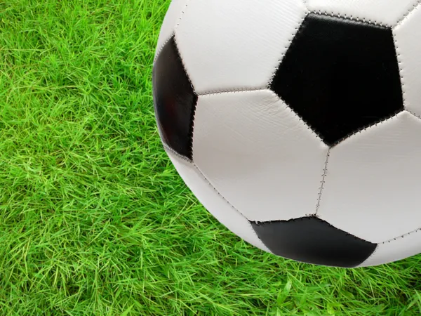 Fußball-Ball über grünem Rasen — Stockfoto