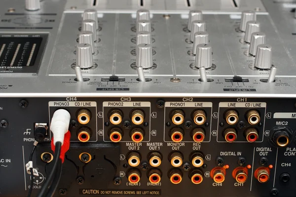 Zadní panel s konektory dj hudba mixe — Stock fotografie