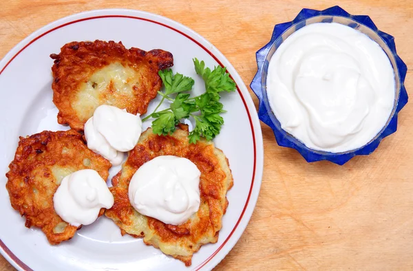 stock image Potato pancakes with sour cream