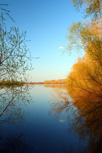 青と黄色の湖の風景 — ストック写真