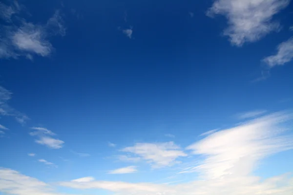 Tmavě modrá obloha s mraky — Stock fotografie