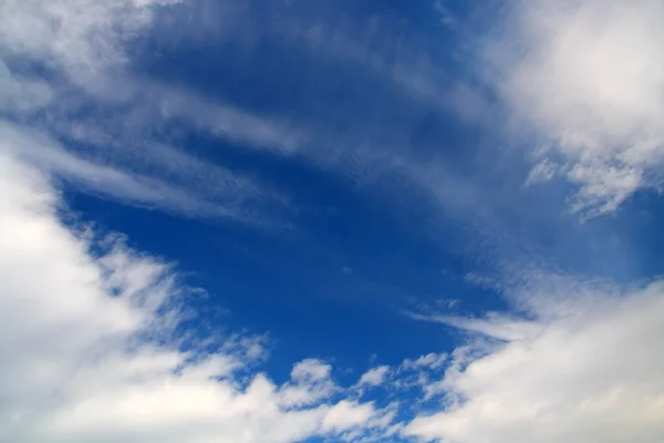 Βαθύς γαλάζιος ουρανός με σύννεφα — Φωτογραφία Αρχείου