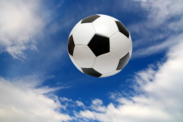 Futbol futbol topu mavi gökyüzü altında — Stok fotoğraf