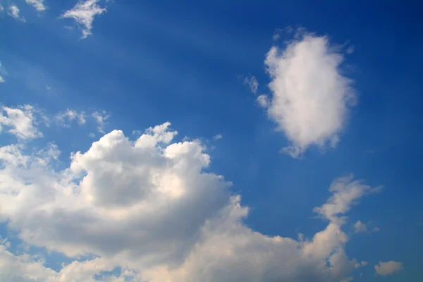 Μπλε του ουρανού με τα σύννεφα και το ήλιο ακτίνες — Φωτογραφία Αρχείου