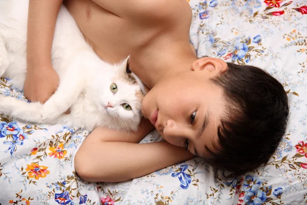 고양이키우는 소년 — 스톡 사진