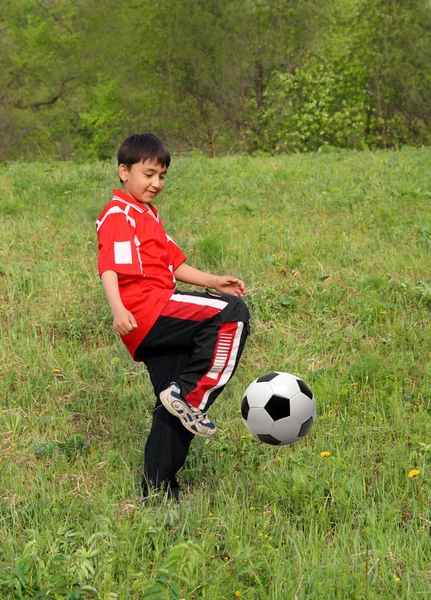 Asiático menino jogar futebol — Fotografia de Stock