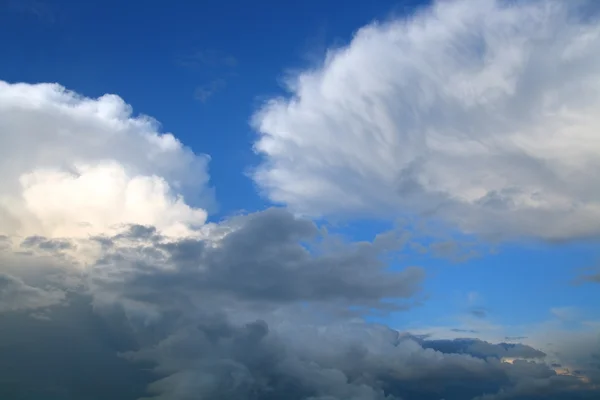 Cielo de belleza con nubes — Foto de Stock
