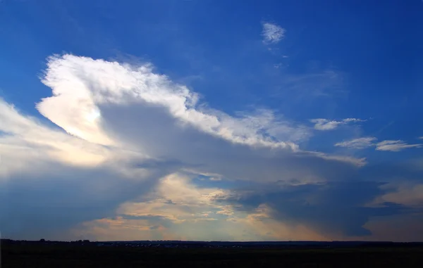 Nubes de lluvia en el horizonte — Foto de Stock